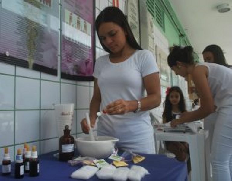 curso-de-farmacia-faz-acao-com-medicamentos-e-cosmeticos-cesmac-59