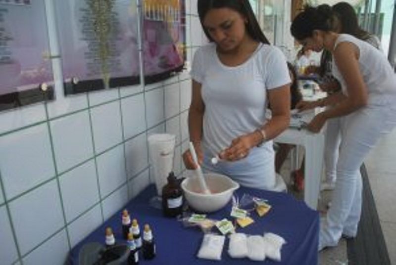 curso-de-farmacia-faz-acao-com-medicamentos-e-cosmeticos-cesmac-59