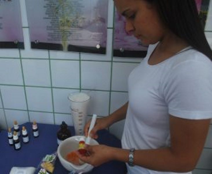 curso-de-farmacia-faz-acao-com-medicamentos-e-cosmeticos-cesmac-59