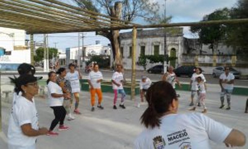 curso-de-servico-social-participa-de-acao-na-praca-da-faculdade-5