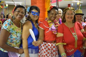 projeto-crescer-comemora-carnaval-com-idosos-2