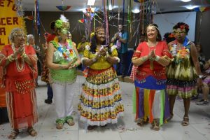 projeto-crescer-comemora-carnaval-com-idosos-2