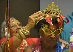 projeto-crescer-comemora-carnaval-com-idosos-2