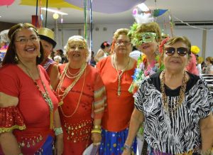 projeto-crescer-comemora-carnaval-com-idosos-2