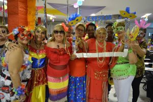 projeto-crescer-comemora-carnaval-com-idosos-2