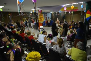 projeto-crescer-comemora-carnaval-com-idosos-2
