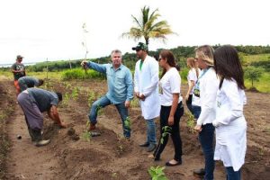 cesmac-participa-da-implantacao-de-horta-de-plantas-medicinais-44