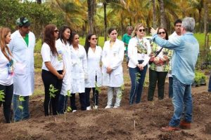 cesmac-participa-da-implantacao-de-horta-de-plantas-medicinais-44