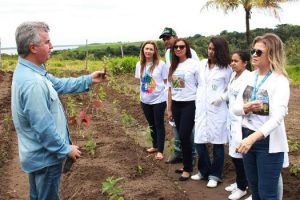 cesmac-participa-da-implantacao-de-horta-de-plantas-medicinais-44