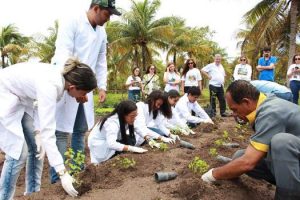 cesmac-participa-da-implantacao-de-horta-de-plantas-medicinais-44