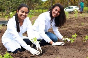 cesmac-participa-da-implantacao-de-horta-de-plantas-medicinais-44