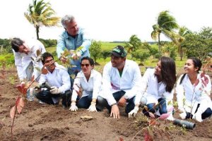 cesmac-participa-da-implantacao-de-horta-de-plantas-medicinais-44
