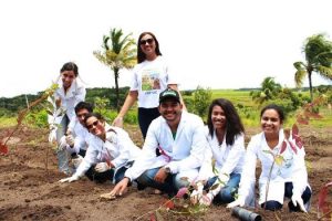 cesmac-participa-da-implantacao-de-horta-de-plantas-medicinais-44