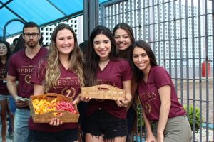 estudantes-de-medicina-realizam-acao-para-recepcionar-candidatos-9