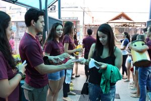 estudantes-de-medicina-realizam-acao-para-recepcionar-candidatos-9