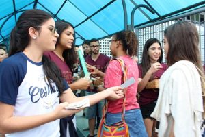 estudantes-de-medicina-realizam-acao-para-recepcionar-candidatos-9