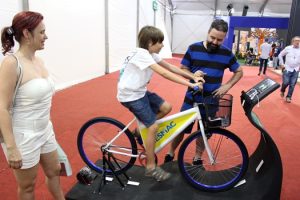 Ecobike- chama- a- atenção- do- público- da- 70ª- SBPC- no- estande- do -CESMAC- (6)