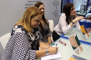 Estande- do- Cesmac- na- SBPC- foi -palco- para- o- relançamento- de- livros- (19)