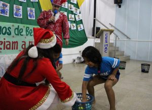 Clima- de- Natal- toma- conta- do- CESMAC-Projeto-crescer (108)