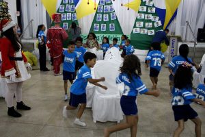 Clima- de- Natal- toma- conta- do- CESMAC-Projeto-crescer (108)