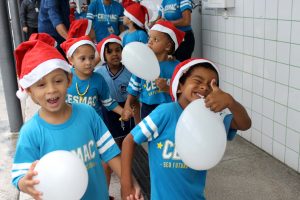 Clima- de- Natal- toma- conta- do- CESMAC-Projeto-crescer (108)