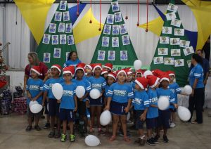 Clima- de- Natal- toma- conta- do- CESMAC-Projeto-crescer (108)