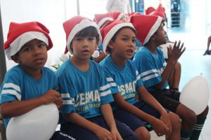 Clima- de- Natal- toma- conta- do- CESMAC-Projeto-crescer (108)