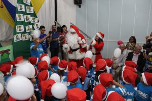 Clima- de- Natal- toma- conta- do- CESMAC-Projeto-crescer (108)