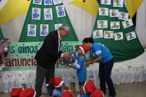 Clima- de- Natal- toma- conta- do- CESMAC-Projeto-crescer (108)