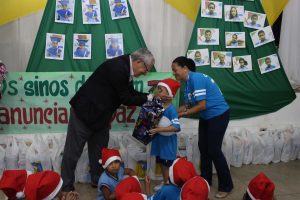 Clima- de- Natal- toma- conta- do- CESMAC-Projeto-crescer (108)
