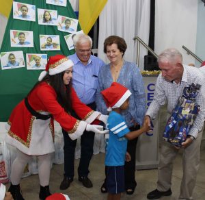 Clima- de- Natal- toma- conta- do- CESMAC-Projeto-crescer (108)