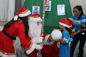 Clima- de- Natal- toma- conta- do- CESMAC-Projeto-crescer (108)