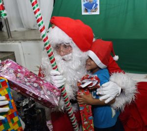 Clima- de- Natal- toma- conta- do- CESMAC-Projeto-crescer (108)