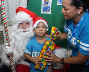 Clima- de- Natal- toma- conta- do- CESMAC-Projeto-crescer (108)