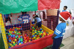 Clima- de- Natal- toma- conta- do- CESMAC-Projeto-crescer (108)