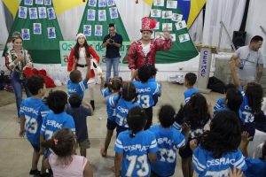 Clima- de- Natal- toma- conta- do- CESMAC-Projeto-crescer (108)