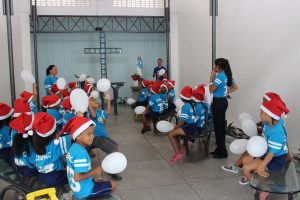Clima- de- Natal- toma- conta- do- CESMAC-Projeto-crescer (108)