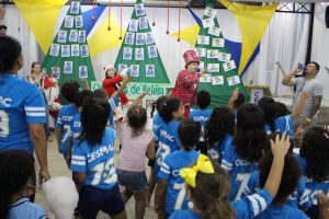 Clima- de- Natal- toma- conta- do- CESMAC-Projeto-crescer (108)