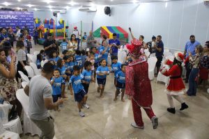 Clima- de- Natal- toma- conta- do- CESMAC-Projeto-crescer (108)