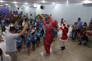 Clima- de- Natal- toma- conta- do- CESMAC-Projeto-crescer (108)