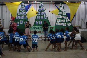 Clima- de- Natal- toma- conta- do- CESMAC-Projeto-crescer (108)