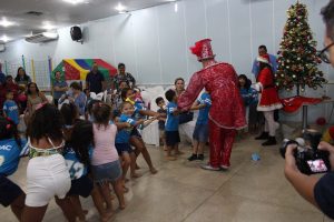 Clima- de- Natal- toma- conta- do- CESMAC-Projeto-crescer (108)
