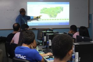 Série- de -minicursos- marcou- a -tarde -e noite- de- atividades- ontem, 30, no- Simpósio -Internacional- das- Engenharias, Arquitetura- e- Sistemas- de -Informação- (60)
