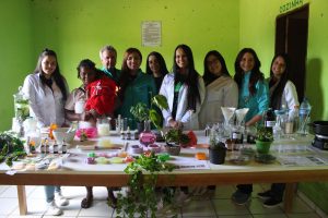 Professores- e- alunos- do- curso- de -Farmácia -do -CESMAC -realizam- ação -extensionista- em- Comunidade- Quilombolas -de -Água Branca- (34)