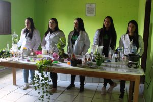 Professores- e- alunos- do- curso- de -Farmácia -do -CESMAC -realizam- ação -extensionista- em- Comunidade- Quilombolas -de -Água Branca- (34)