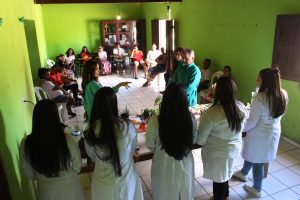 Professores- e- alunos- do- curso- de -Farmácia -do -CESMAC -realizam- ação -extensionista- em- Comunidade- Quilombolas -de -Água Branca- (34)