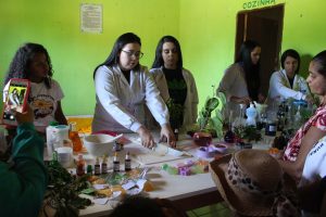 Professores- e- alunos- do- curso- de -Farmácia -do -CESMAC -realizam- ação -extensionista- em- Comunidade- Quilombolas -de -Água Branca- (34)