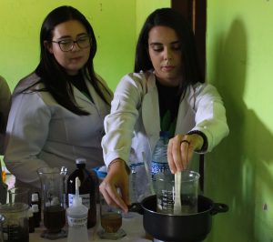 Professores- e- alunos- do- curso- de -Farmácia -do -CESMAC -realizam- ação -extensionista- em- Comunidade- Quilombolas -de -Água Branca- (34)