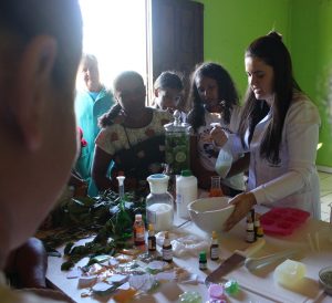 Professores- e- alunos- do- curso- de -Farmácia -do -CESMAC -realizam- ação -extensionista- em- Comunidade- Quilombolas -de -Água Branca- (34)