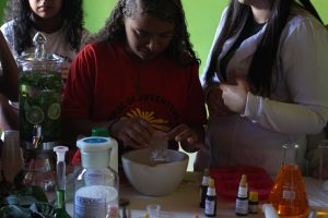 Professores- e- alunos- do- curso- de -Farmácia -do -CESMAC -realizam- ação -extensionista- em- Comunidade- Quilombolas -de -Água Branca- (34)
